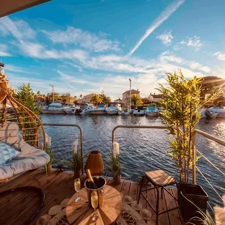 Botel Maison Flottante Sur La Mer Bain Patte De Lion