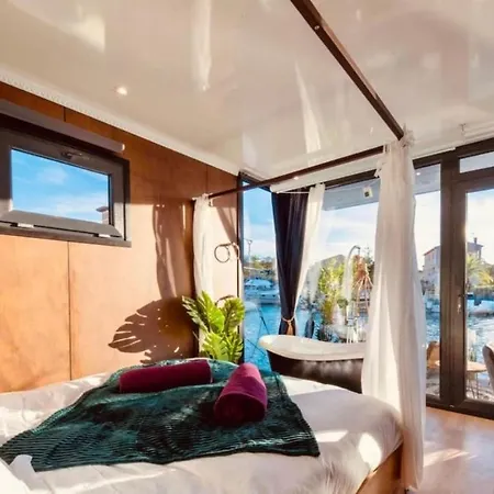 Maison Flottante Sur La Mer Bain Patte De Lion * Fréjus