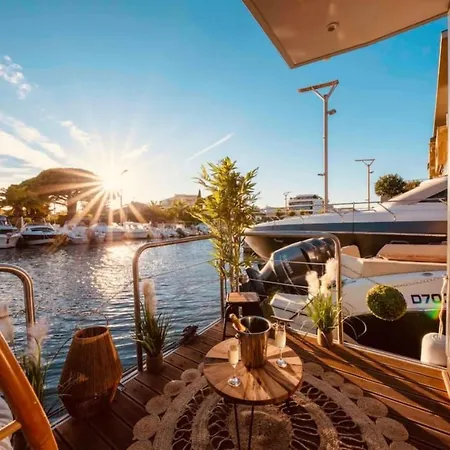 Maison Flottante Sur La Mer Bain Patte De Lion Botel *
