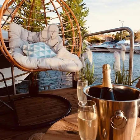 Botel Maison Flottante Sur La Mer Bain Patte De Lion
