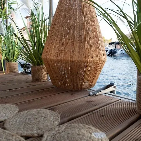 Maison Flottante Sur La Mer Bain Patte De Lion *
