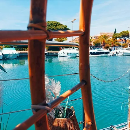 Maison Flottante Sur La Mer Bain Patte De Lion Botel Fréjus