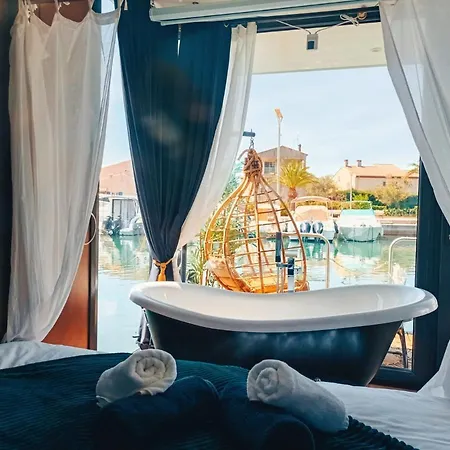 Maison Flottante Sur La Mer Bain Patte De Lion Fréjus